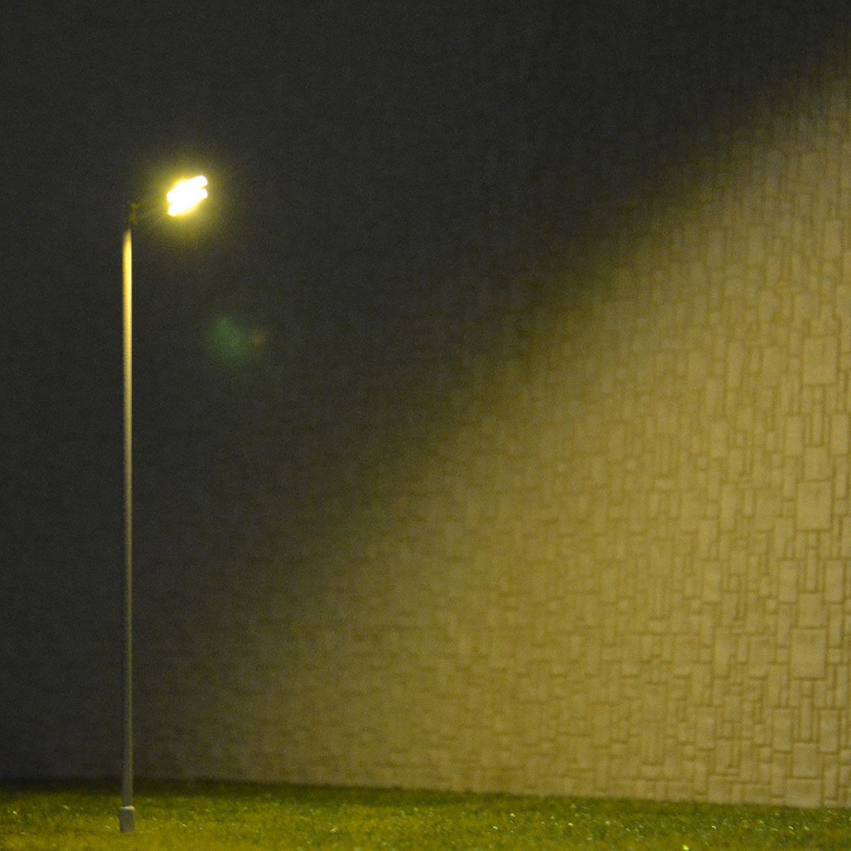 1 x HO/OO Model Floodlight warm white LED made Plaza Lamppost longlife #012